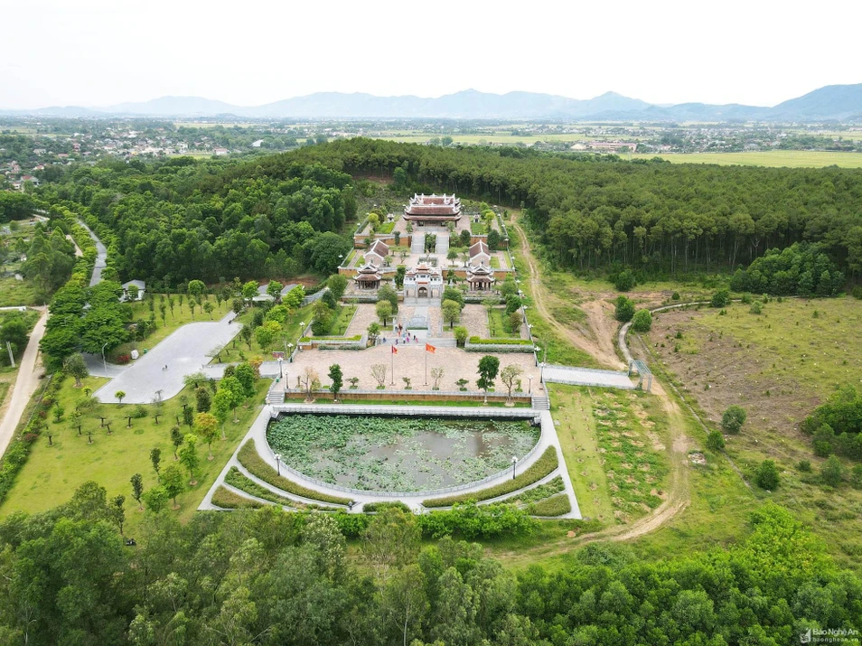 Đền Chung Sơn, điểm du lịch mới thu hút du khách khi về thăm Kim Liên. Ảnh Huy Thư.jpg