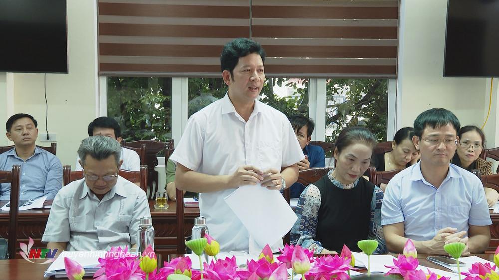 Phó Bí thư Huyện ủy, Chủ tịch UBND huyện Quế Phong Dương Hoàng Vũ phát biểu tại cuộc họp.