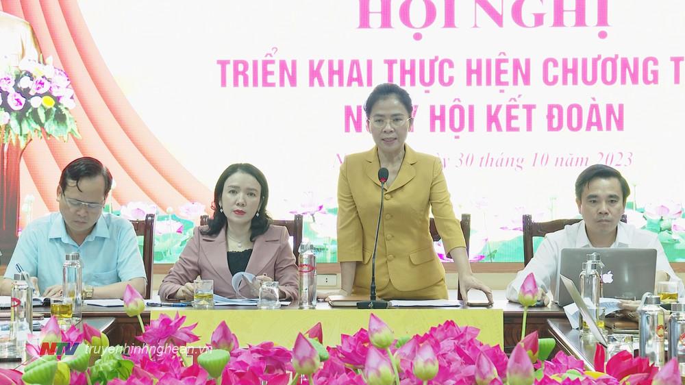 Chủ tịch UBMTTQ tỉnh Võ Thị Minh Sinh phát biểu kết luận cuộc họp.
