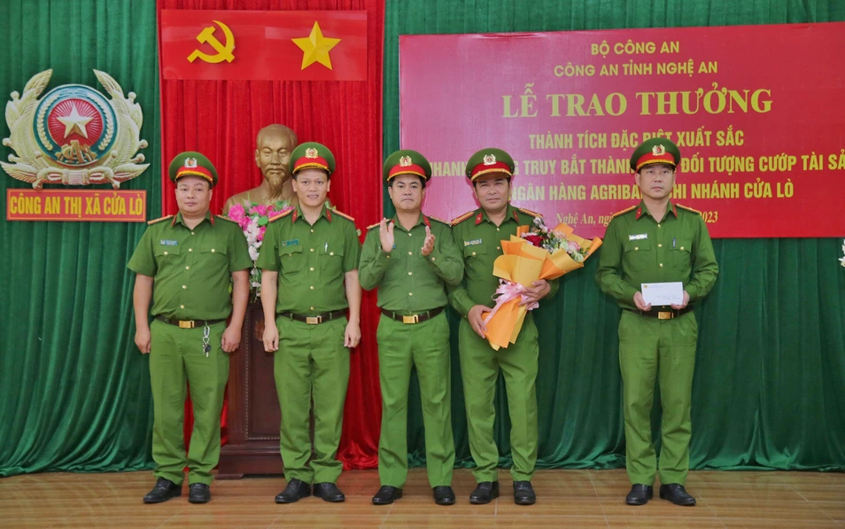 Đồng chí Đại tá Nguyễn Đức Hải, Phó Giám đốc Công an tỉnh trao thưởng Công an Thị xã Cửa Lò. ẢNh:Phạm Thủy - Minh Khôi.