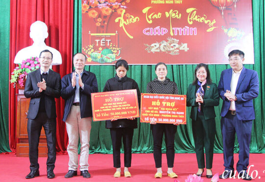 Đoàn đại biểu Quốc hội trao quà Tết cho người nghèo gắn với trao kinh phí hỗ trợ làm nhà ở cho người có khó khăn về nhà ở tại huyện Diễn Châu, Hưng Nguyên và thị xã Cửa Lò