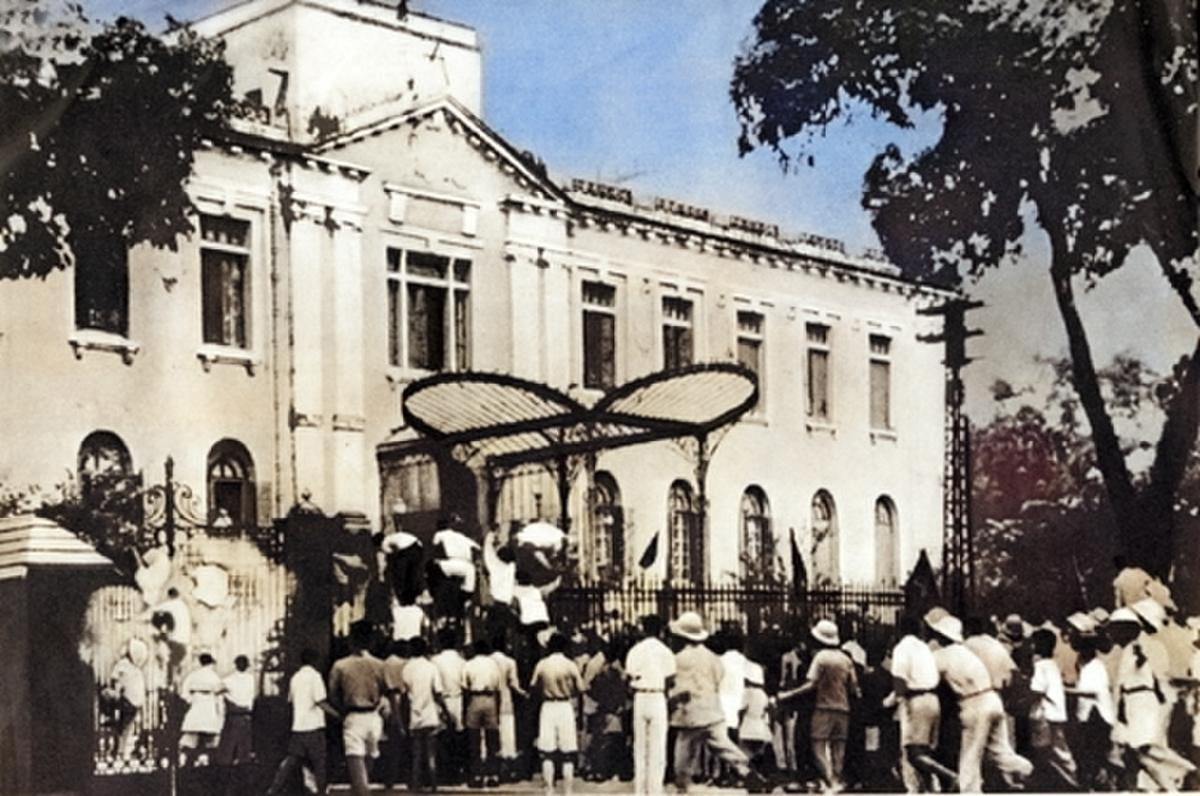 Quần chúng cách mạng và tự vệ chiến đấu Hà Nội chiếm Phủ Khâm sai (Bắc Bộ phủ), ngày 19/8/1945. Ảnh: Tư liệu