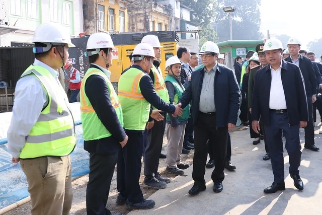 Thủ tướng Phạm Minh Chính thăm, tặng quà người lao động làm việc xuyên Tết trên công trường nhà ga ngầm S12, tuyến đường sắt đô thị số 3 Hà Nội (Nhổn-ga Hà Nội). Ảnh: VGP/Nhật Bắc