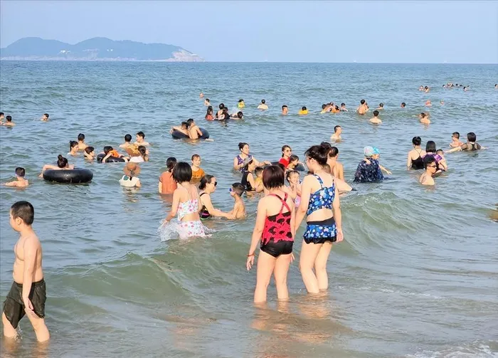 Một tuần qua, rất đông người dân đã đến biển Cửa Lò.