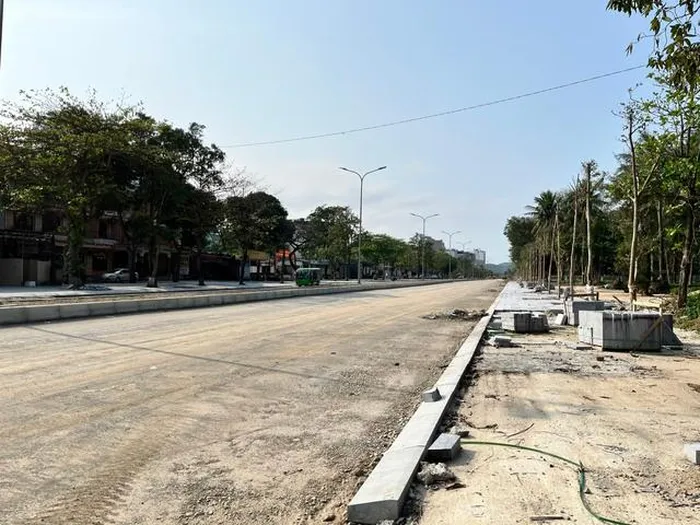 Tuyến đường Bình Minh chạy dọc bãi biển Cửa Lò được đầu tư mở rộng từ 2 làn xe lên 4 làn xe nhằm trách ách tắc mùa cao điểm du lịch.