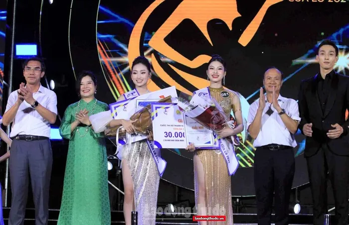 Ông Doãn Tiến Dũng - Chủ tịch UBND thị xã Cửa Lò (ngoài cùng, bên trái) cùng thành viên Ban giám khảo, nhà trài trợ trao giải cho hai thí sinh đoạt giải Nhì
