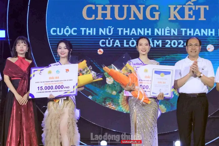 Ông Nguyễn Quang Tiêu - Phó Chủ tịch UBND thị xã Cửa Lò trao giải cho các thí sinh đoạt giải Ba
