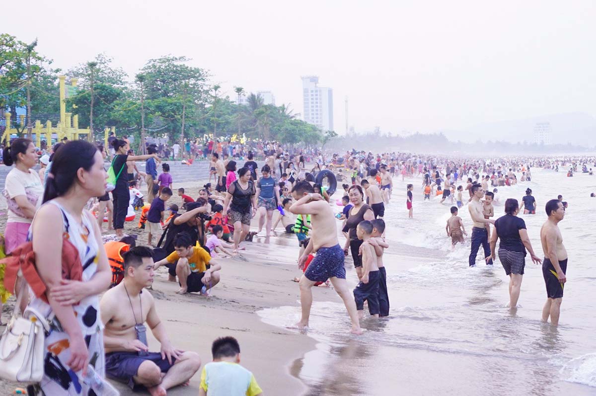 Hàng vạn khách du lịch chọn biển Cửa Lò để xua tan cơn nóng đầu mùa. Ảnh: Duy Chương