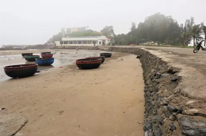 Tuyến kè biển phía bắc Dự án Lan Châu-Song Ngư có chiều dài 256,1m được Công ty cổ phần Song Ngư Sơn thi công, nhưng không nằm trong quy hoạch đã phê duyệt. Hạng mục kè biển và nhà hàng dưới chân đảo được xác định là hai hạng mục sai phạm lớn của Dự án.