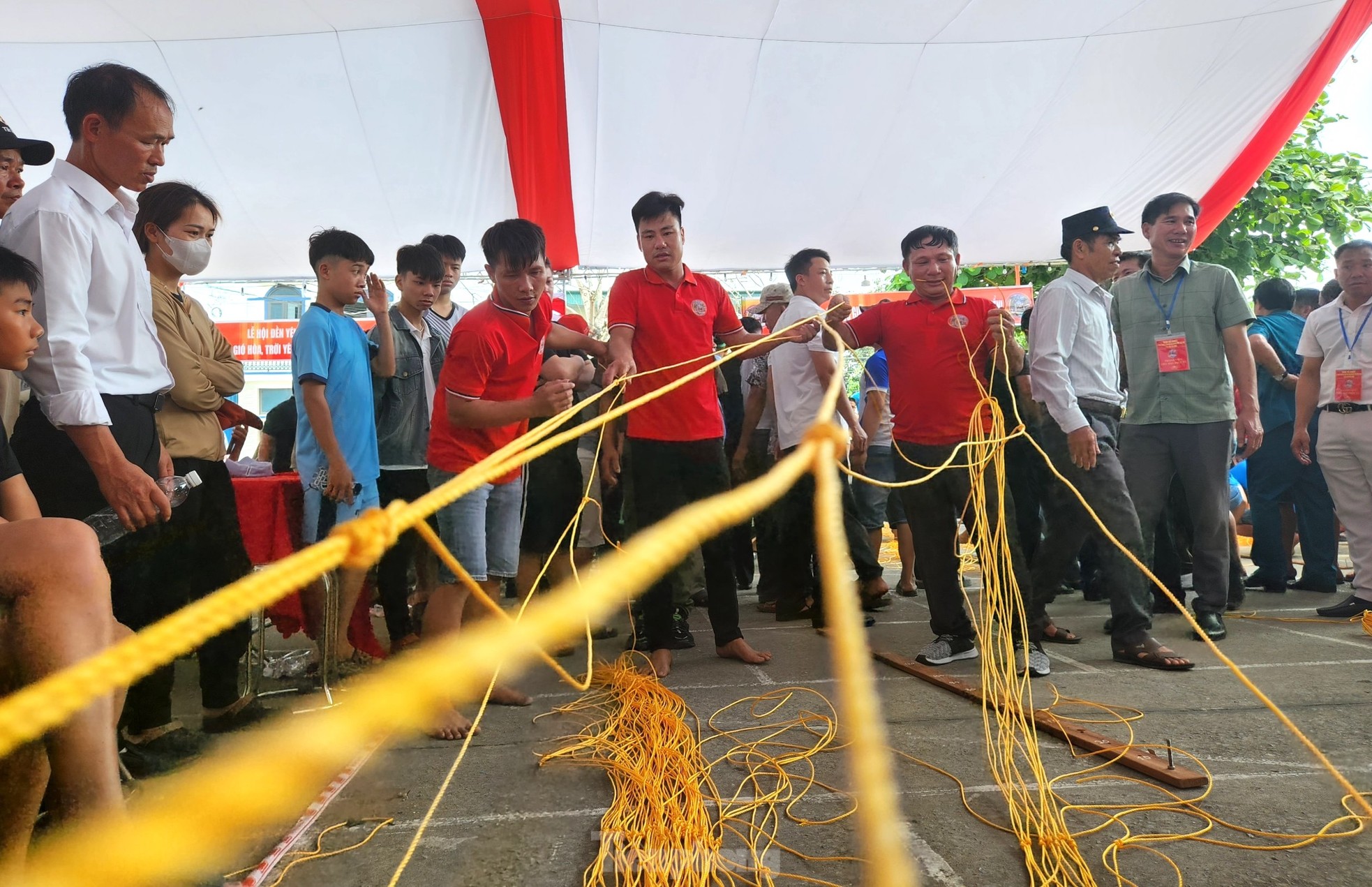 Xem ngư dân tay thoăn thoắt đan lưới ở Hội Đền Yên Lương ảnh 17