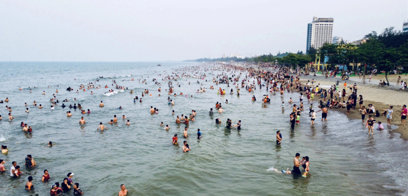 Hàng nghìn du khách tại bãi biển Cửa Lò, Nghệ An trong những ngày nghỉ lễ 30/4 - 1/5 năm nay. Ảnh Doãn Hòa