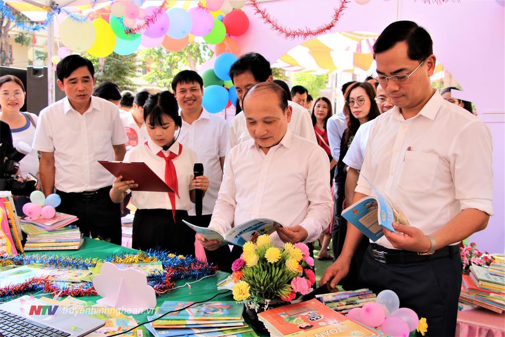 Các đại biểu tham quan các gian hàng trưng bày sách.