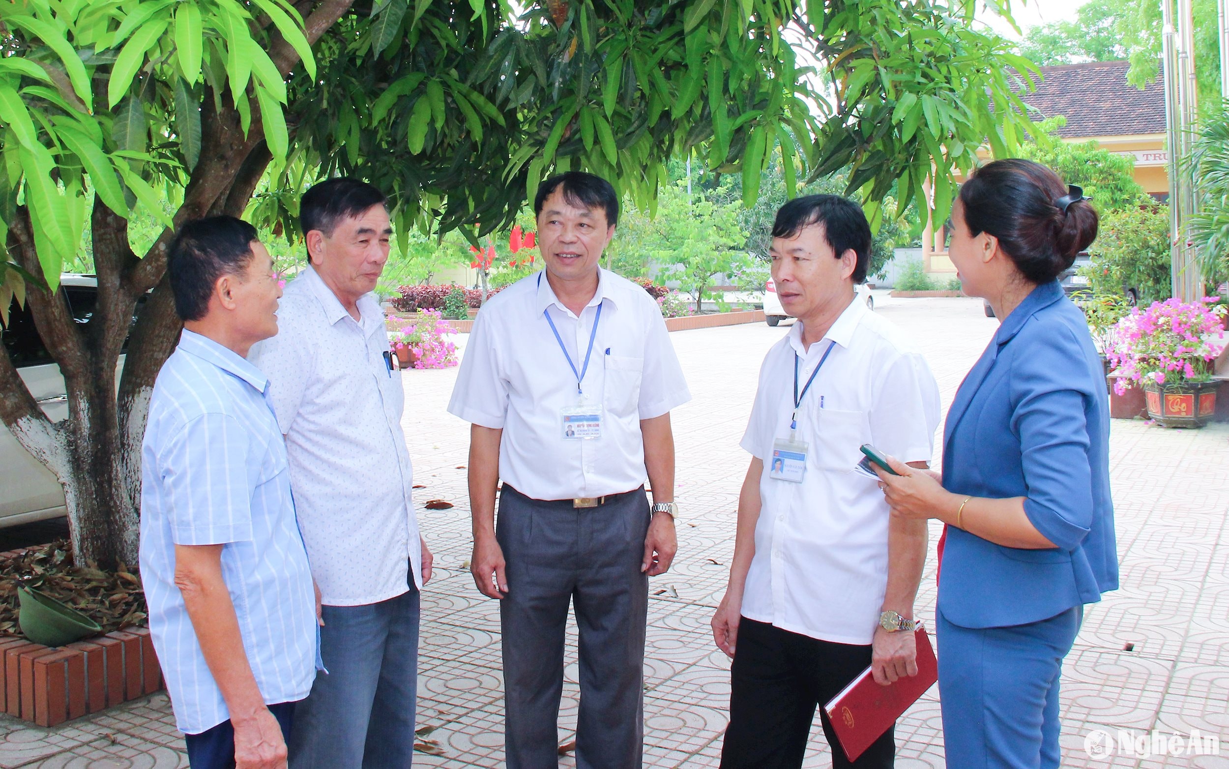  Cán bộ xã Hưng Tân (huyện Hưng Nguyên) trao đổi, nắm bắt tâm tư của cán bộ xóm về chủ trương sáp nhập xã. Ảnh bài Mai Hoa