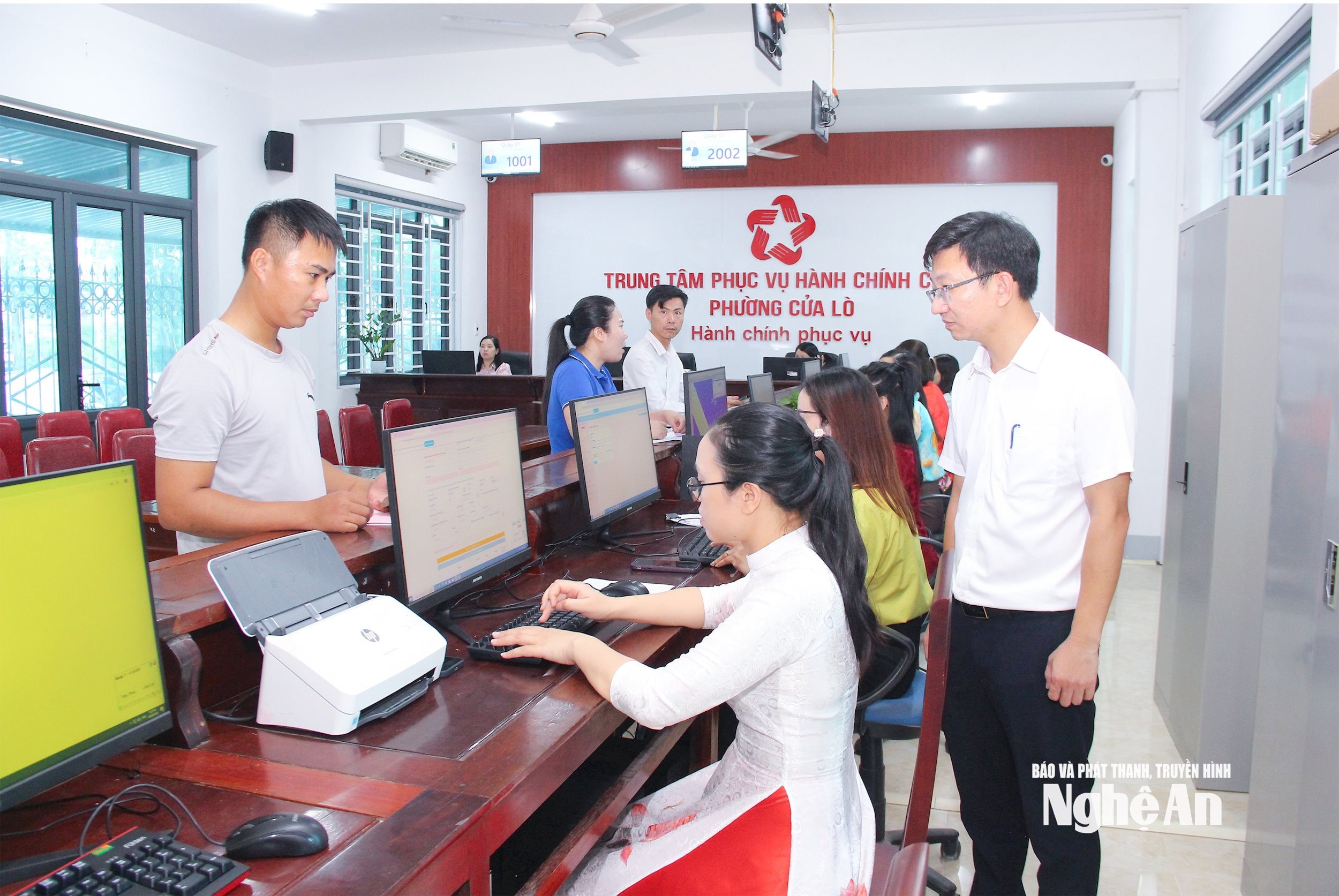 1Trung tâm Phục vụ hành chính công phường Cửa Lò tiến hành vận hành thử. Ảnh Mai Hoa