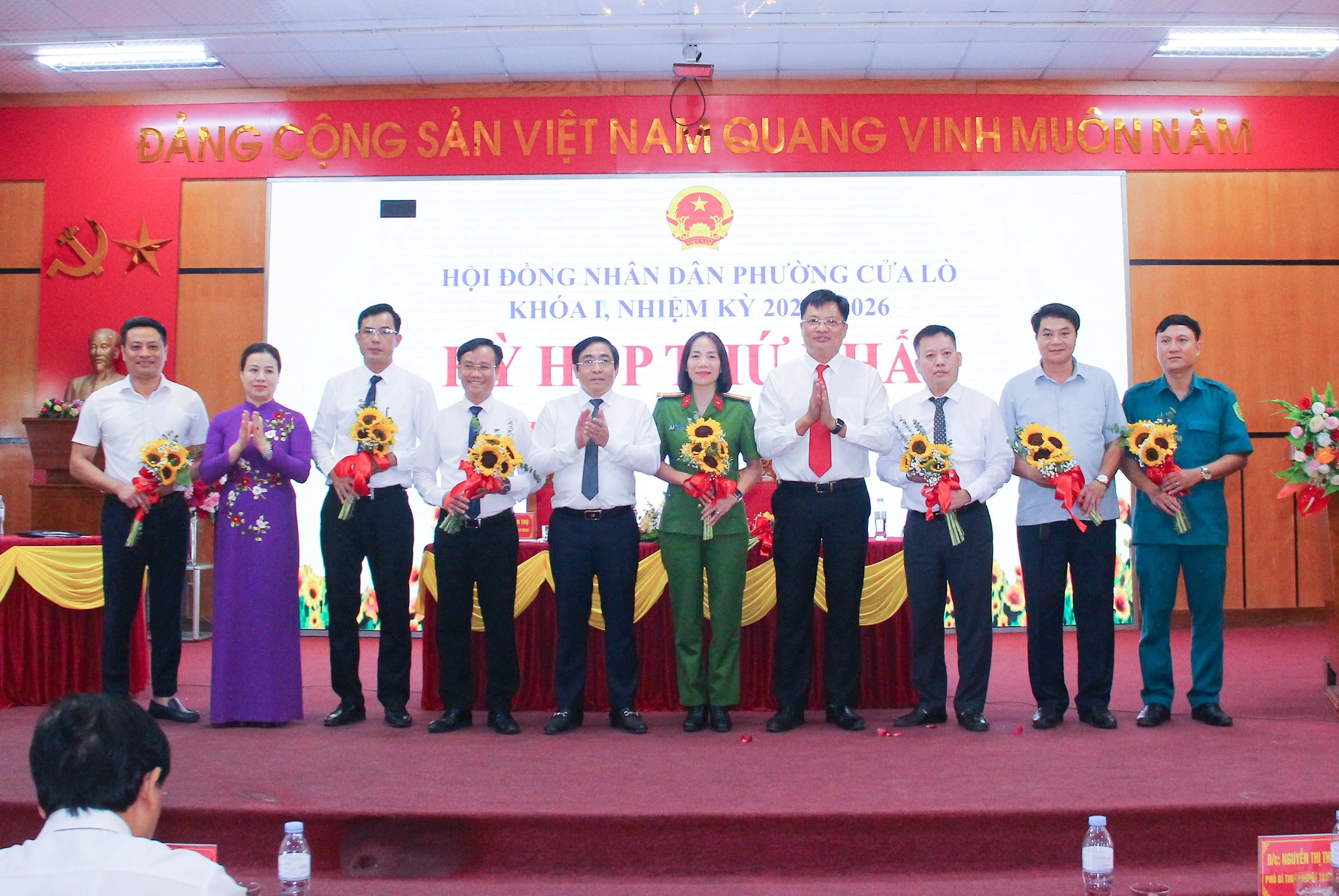 Các đồng chí Thường trực Đảng uỷ phường Cửa Lò tặng hoa chức mừng các Trưởng, Phó ban HĐND và Uỷ viên UBND phường Cửa Lò