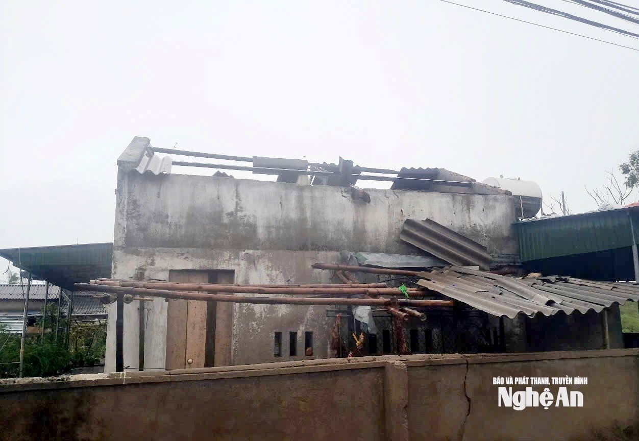 Hầu hết những ngôi nhà lợp tôn, Pờ rô xi măng đều bị gió cuốn. Ảnh: Công Kiên