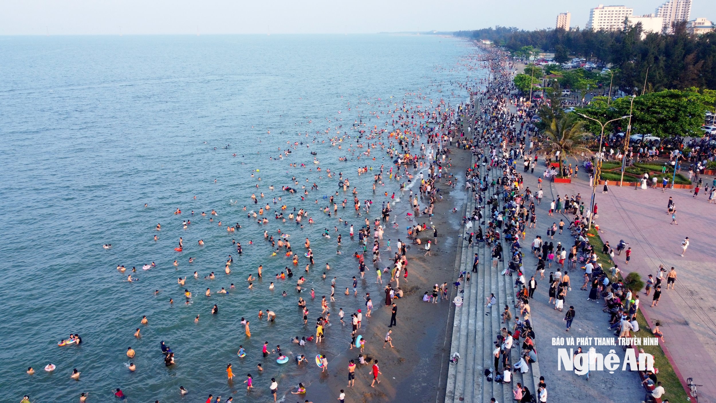 Nếu bạn thích tắm biển và thưởng thức hải sản, Cửa Lò sẽ là sự lựa chọn lý tưởng. Đến với biển Cửa Lò, giúp bạn có được sự thoải mái khi rảo bước trên bờ cát hay vẫy vùng giữa làn nước trong xanh. Ngoài ra, bạn có thể dành thời gian khám phá các di tích lịch sử, nét đẹp văn hóa của các làng chài ven biển. Ảnh: Quang An