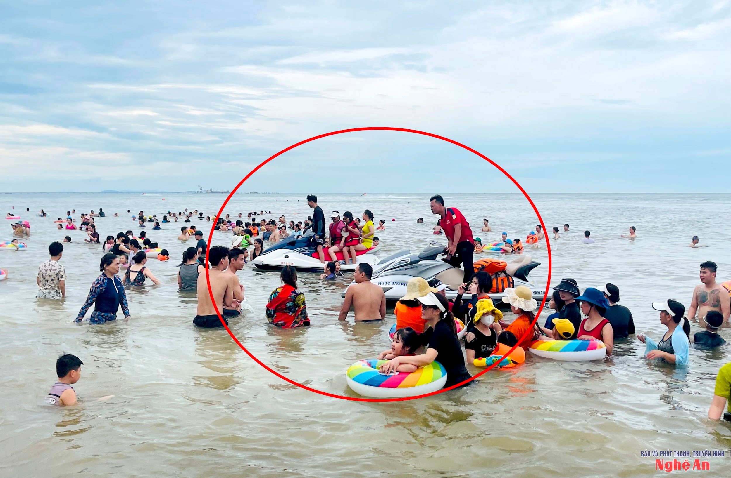 Các mô tô nước trước đây thường vào chào mời khách tại biển Cửa Lò ảnh QA