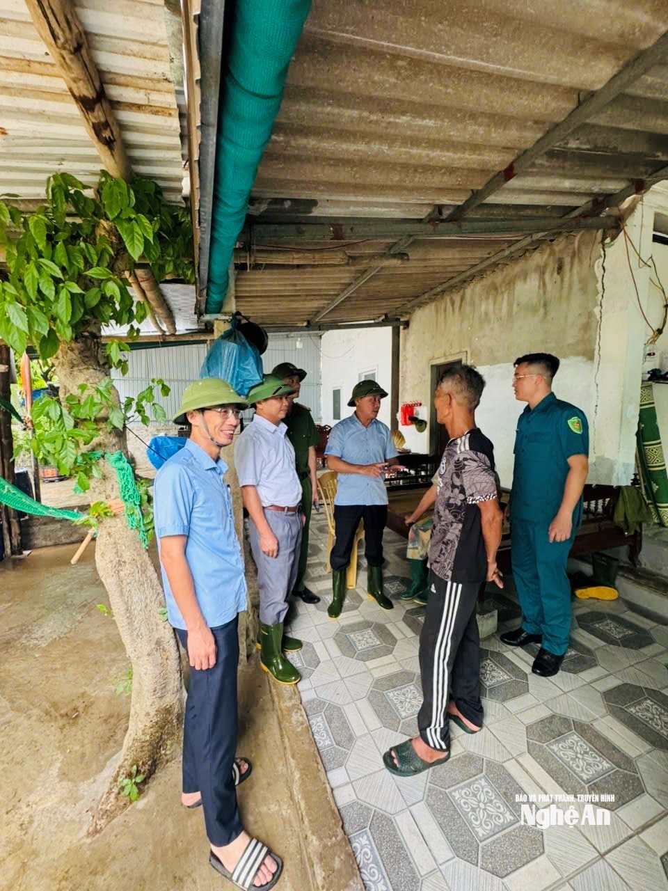 ĐC PHAN ĐỨC ĐỒNG KIỂM TRA TẠI NHÀ TẬP THỂ KHOI BẾN THỦY 12