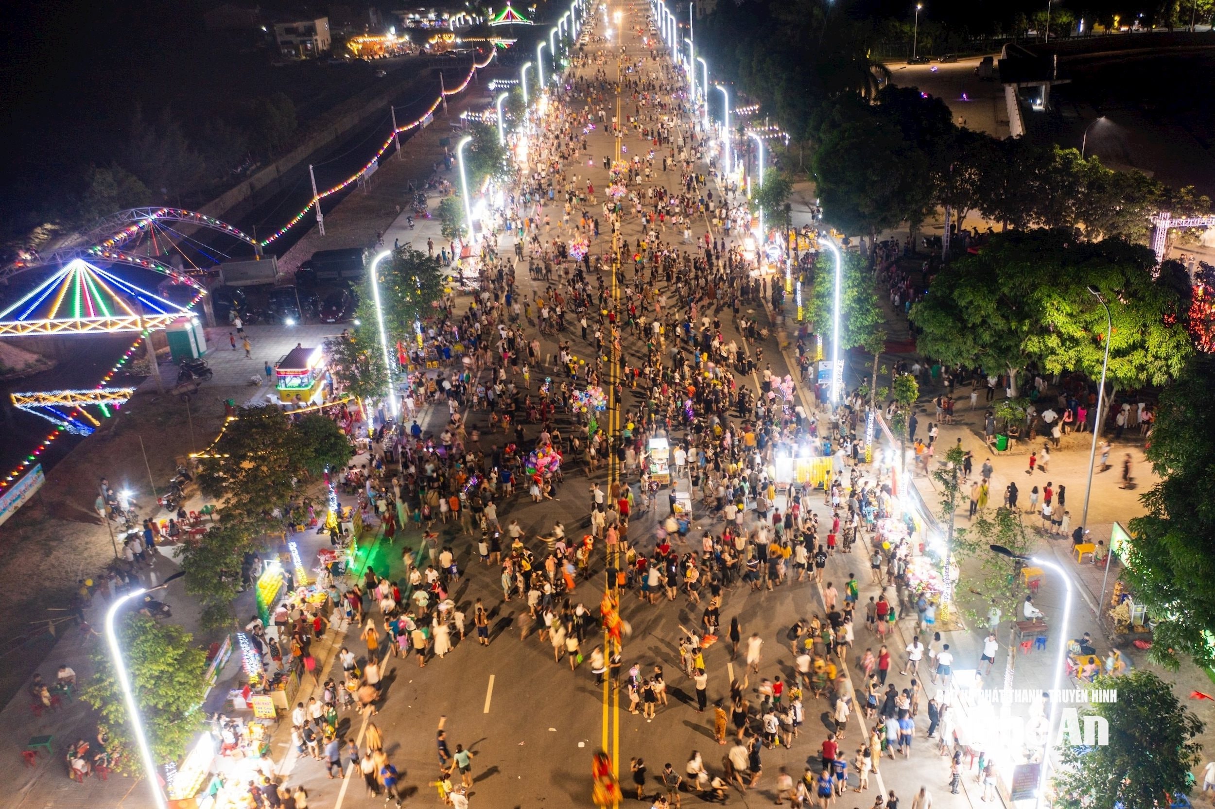 Phố đêm Nguyễn Huệ được quy hoạch, phát triển nhằm mục đích đa dạng hóa các loại hình du lịch, dịch vụ. Ảnh Nguyễn Đạo