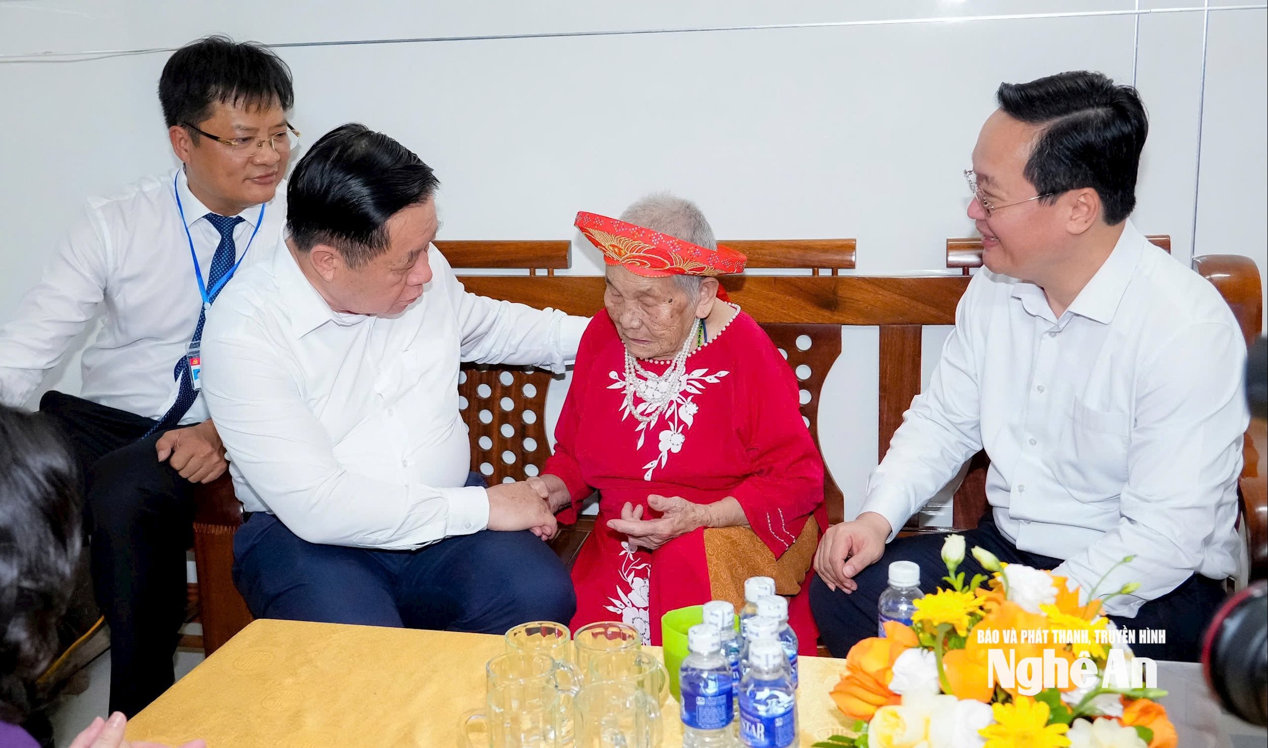 Trưởng ban Tuyên giáo và Dân vận Trung ương Nguyễn Trọng Nghĩa đến thăm Mẹ Việt Nam anh hùng Phạm Thị Thành. Ảnh: Phạm Bằng