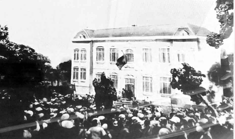 Nhân dân tham gia khởi nghĩa giành chính quyền ở thành phố Vinh tháng 8/1945. Ảnh tư liệu: Bảo tàng Nghệ An - Xô viết Nghệ Tĩnh