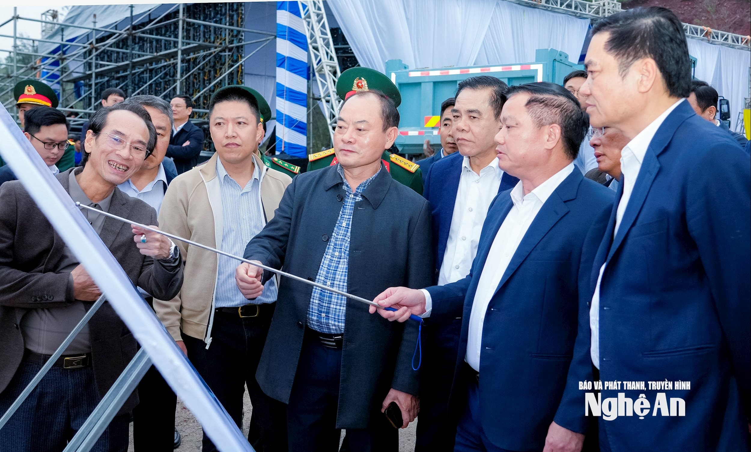 Bí thư Tỉnh uỷ Nguyễn Khắc Thận đề nghị chủ đầu tư tập trung nguồn lực, nhân lực, phương tiện, máy móc để đẩy nhanh tiến độ thi công, phấn đấu trong năm 2027 sẽ đưa vào vận hành cả 3 bến cảng số 7, 6 và 5. Ảnh: P